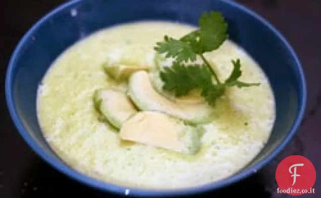 Cena stasera: zuppa di mais dolce con crema di avocado