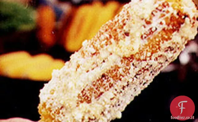 Carbone di legna-grigliato mais sulla pannocchia con maionese, formaggio, e C