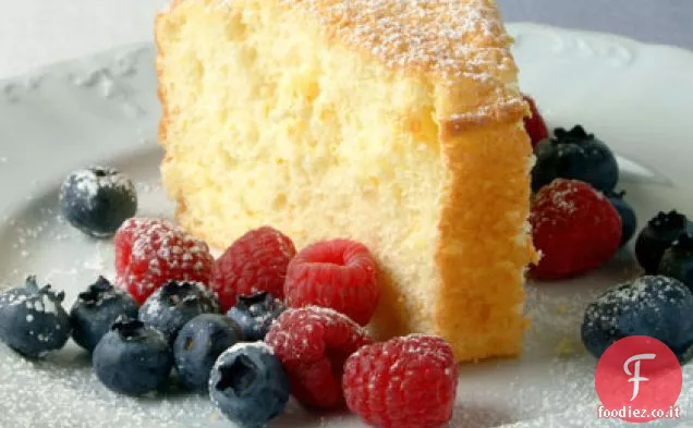 Torta all'arancia con frutti di bosco freschi
