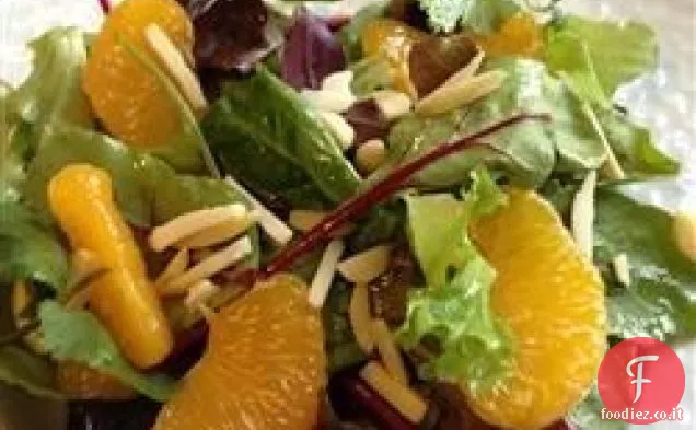 Insalata verde mista di mandorle arancioni