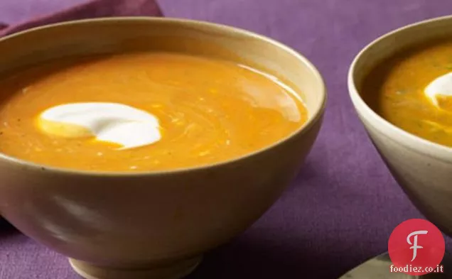 Zuppa di peperoni arrostiti e mais dolce