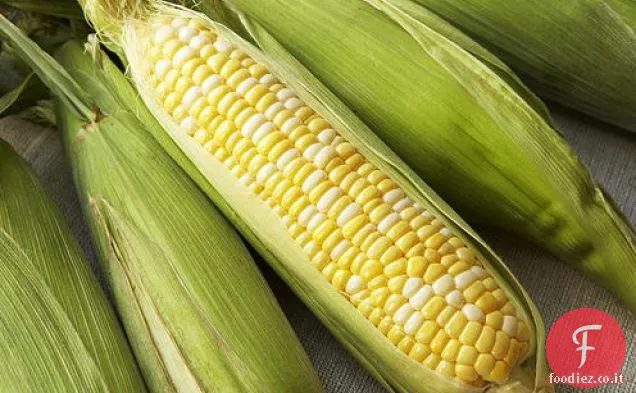 Insalata di mais, coriandolo e rucola con condimento allo yogurt