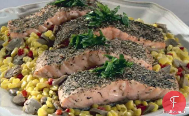 Salmone in crosta di erbe con mais dolce e funghi