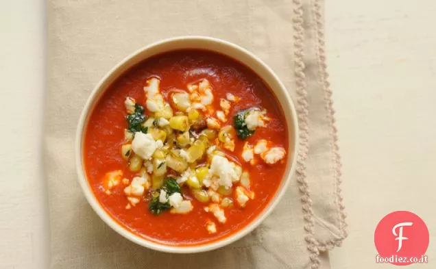 Zuppa di peperoni rossi arrostiti con mais e coriandolo