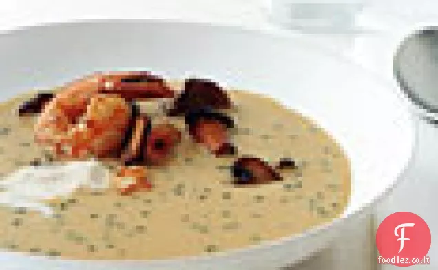 Crema di zuppa di mais di Cope con gamberetti e funghi selvatici