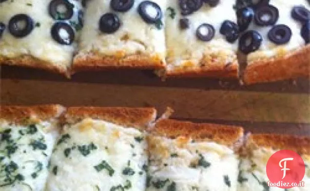 Formaggio e pane alle olive