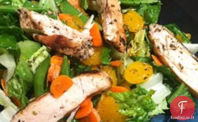 Insalata di pollo alla vinaigrette all'arancia alla griglia