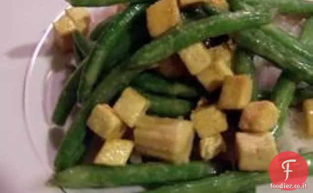 Tofu al curry di cocco con fagiolini e riso al cocco
