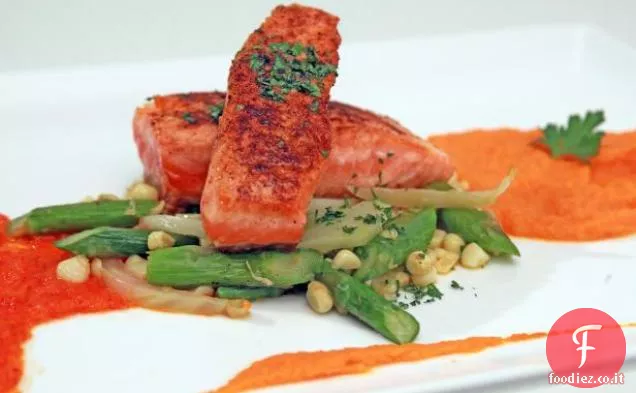 Salmone scottato alla paprika con purea di carota e zenzero e coulis di pepe rosso