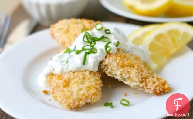 Croccanti bastoncini di pesce al forno con salsa di cetrioli e aneto