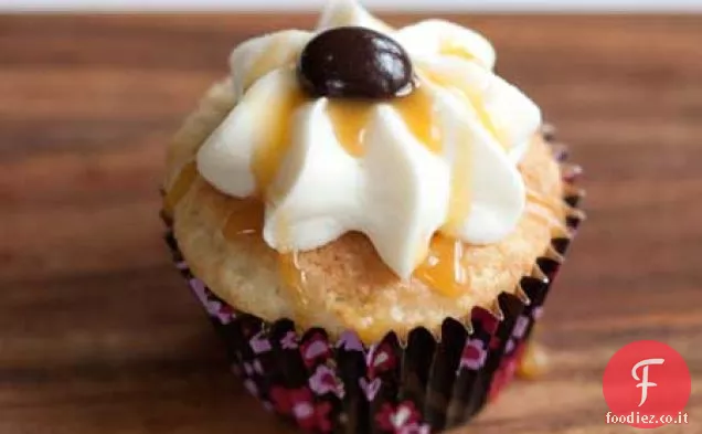 Bianco cioccolato caramello Latte Cupcakes per nazionale cioccolato caramello giorno