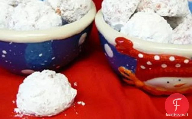 Biscotti di palle di neve alla ciliegia