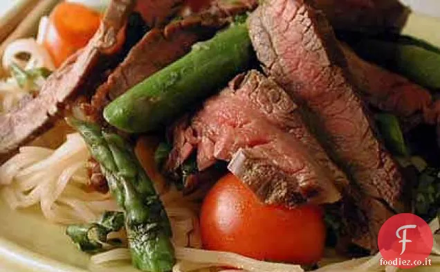 Tagliatelle asiatiche con asparagi e gamberetti