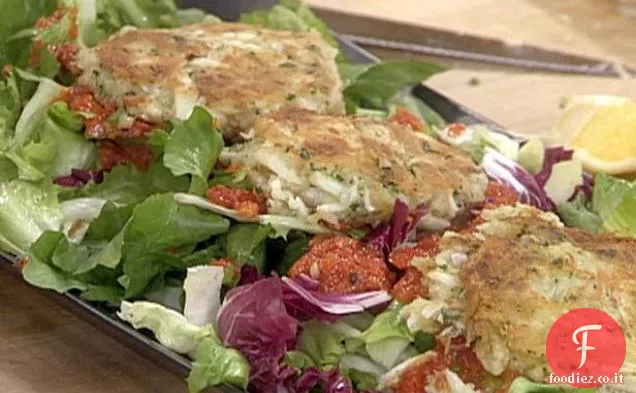 Torte di granchio killer e insalata amara con condimento dolce al peperoncino rosso