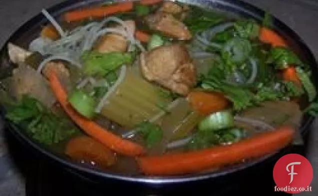 Zuppa di noodle tailandese di pollo piccante