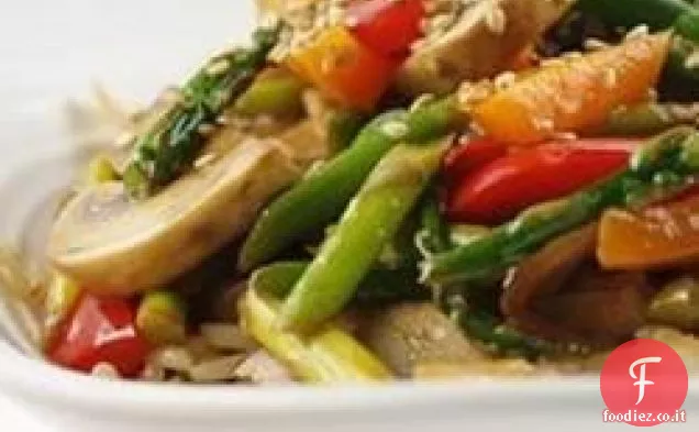 Mescolare le verdure di sesamo fritte con riso