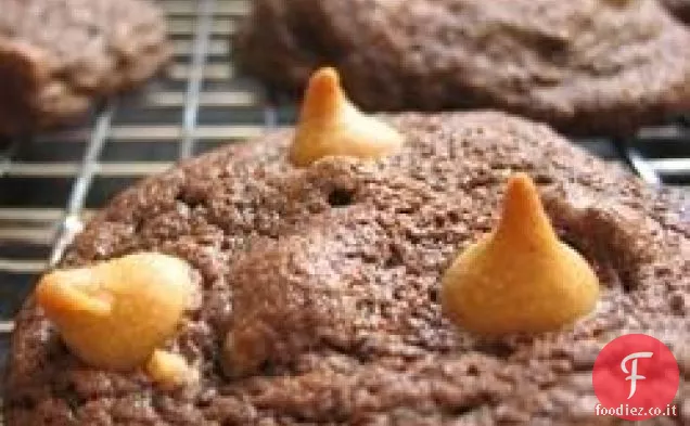 Biscotti al cioccolato con scaglie di burro di arachidi