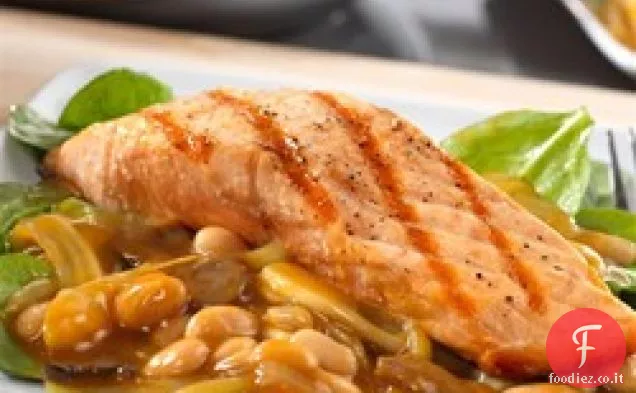 Salmone alla griglia su insalata di fagioli toscani caldi