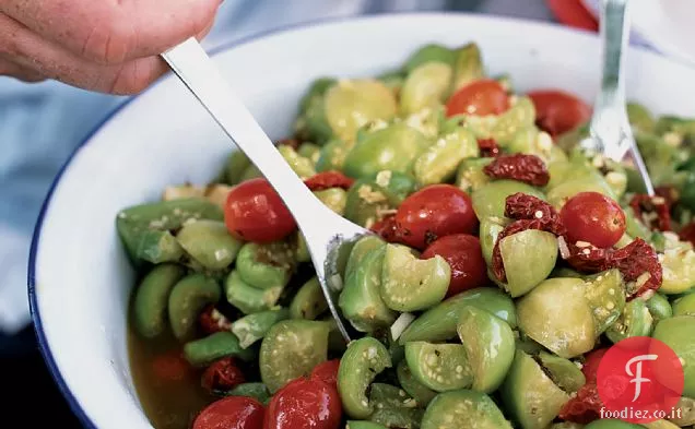 Insalata di Tomatillo piccante con pomodori secchi