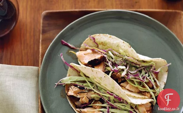 Tacos di salmone strofinato a secco con tomatillo-Avocado Slaw