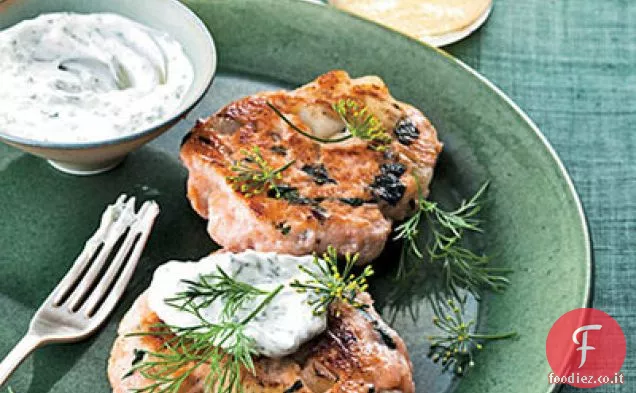 Salmone arrosto, barbabietole e patate con crema di rafano