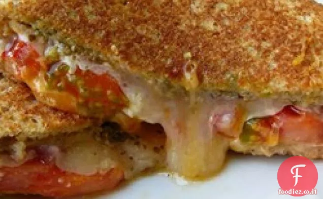 Panino al formaggio grigliato al pesto