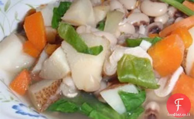 Caricato Piselli dagli occhi neri, spinaci e zuppa di verdure