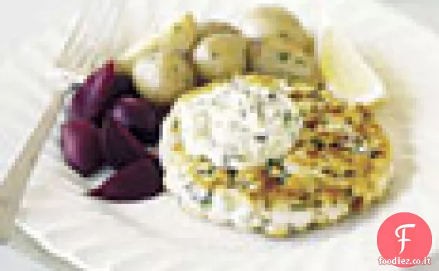 Torte di pesce del New England con salsa tartara alle erbe