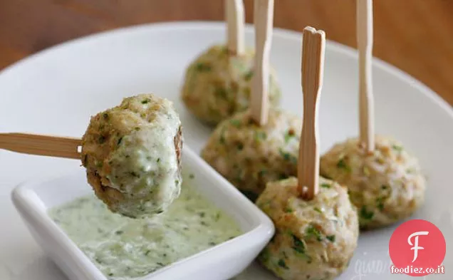Polpette di tacchino sud-ovest con salsa di coriandolo cremoso immersione