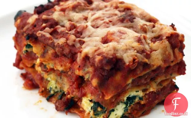 Lasagna con tagliatelle al basilico fatte in casa e salsiccia-Salsa di pomodoro