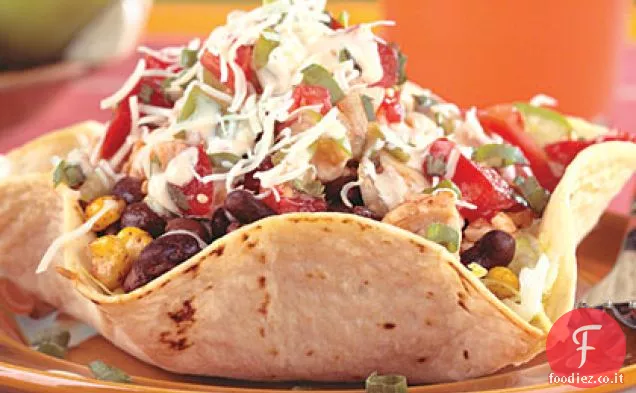 Insalata di taco di pollo e fagioli neri con salsa Chipotle