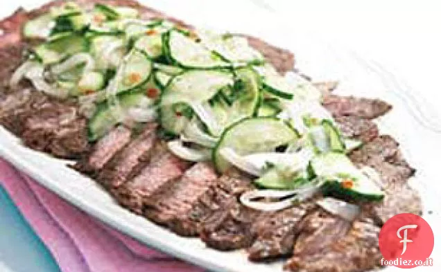 Bistecca piccante alla griglia con insalata di cetrioli