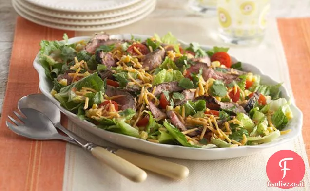 Insalata di bistecca con mais e pomodori