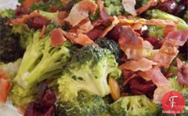 Insalata di broccoli freschi in stile gastronomico