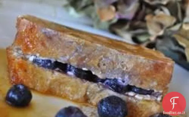 Facile mirtilli e crema French Toast Sandwich con sciroppo d'acero arancione