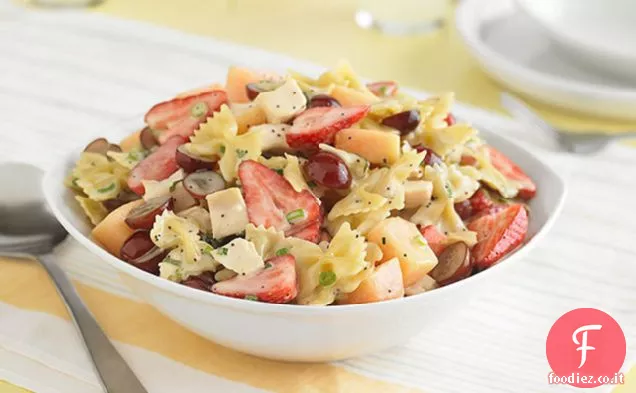 Insalata di frutta e pasta di semi di papavero cremosi refrigerati