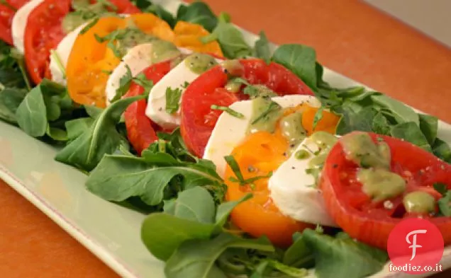 Insalata di pomodori cimelio con salsa di coriandolo di avocado