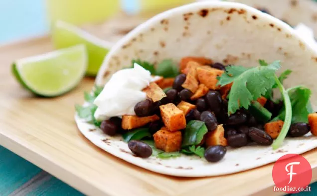 Tacos di patate dolci arrosto e fagioli neri