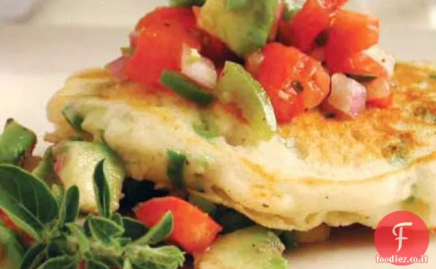Frittelle di cipolla verde con salsa di pomodoro e avocado