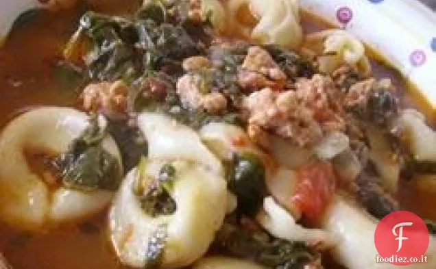 Zuppa di Tortellini agliati con Salsiccia, Pomodori e spinaci