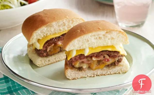 Hamburger ripieni con pancetta, doppio formaggio e cipolla