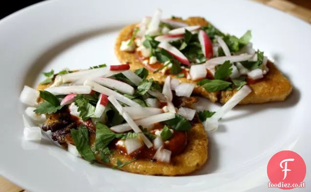 Cena stasera: Huaraches con fagioli neri e ravanello