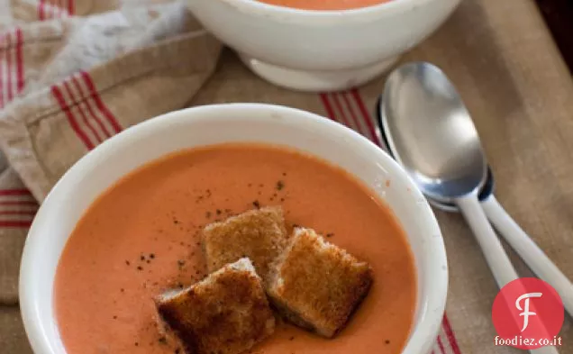 Zuppa di pomodoro con crostini di formaggio grigliato