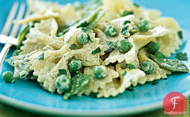 Insalata di pasta verde e bianca