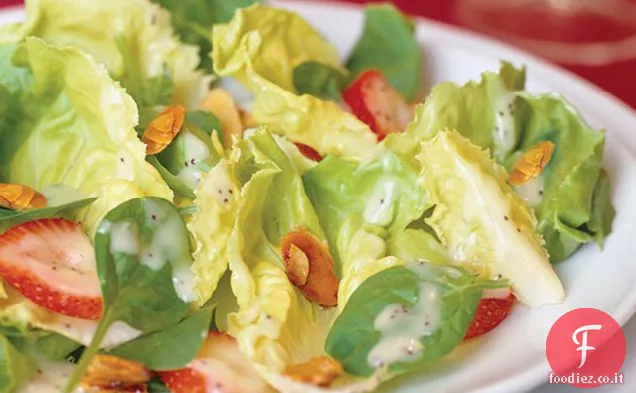 Insalata festiva di fragole e noci
