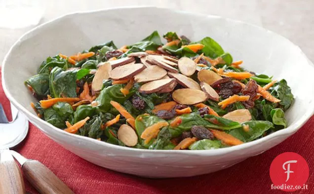 Spinaci saltati con carote, uvetta e mandorle