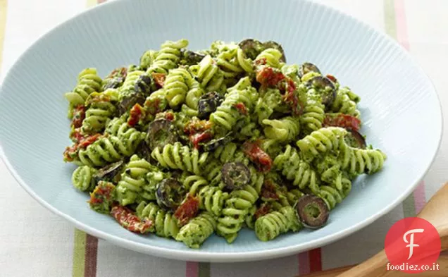 Insalata di pasta al pesto cremoso