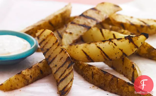 Bistecca alla griglia patatine fritte con piccante salsa di formaggio blu immersione