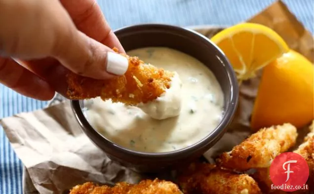 Bastoncini di pesce fatti in casa (con salsa tartara piccante)