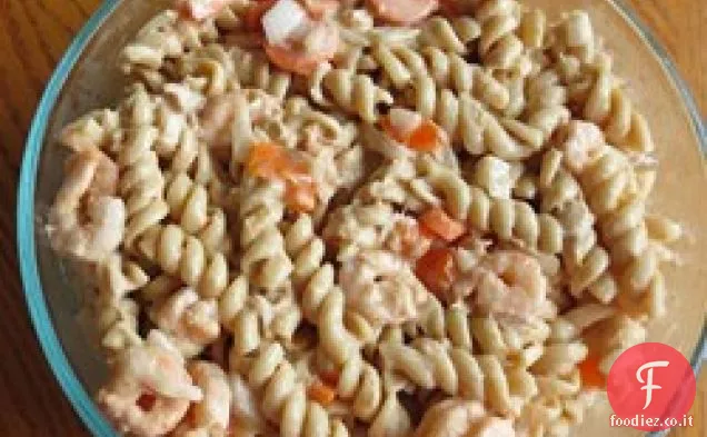 Insalata di pasta di frutti di mare della mamma per una folla